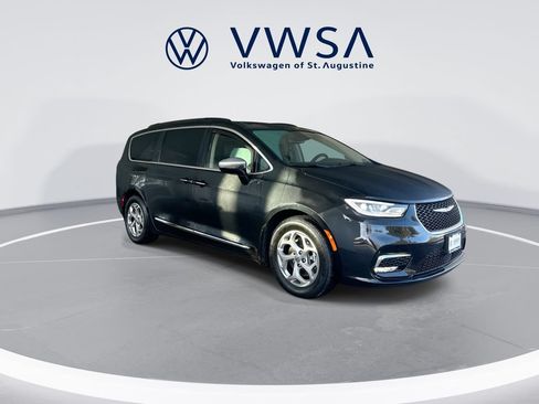 Used 2023 Chrysler Pacifica Limited FWD image 2