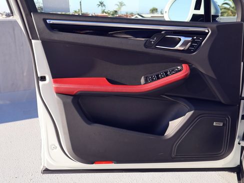 Certified 2025 Porsche Macan image 13