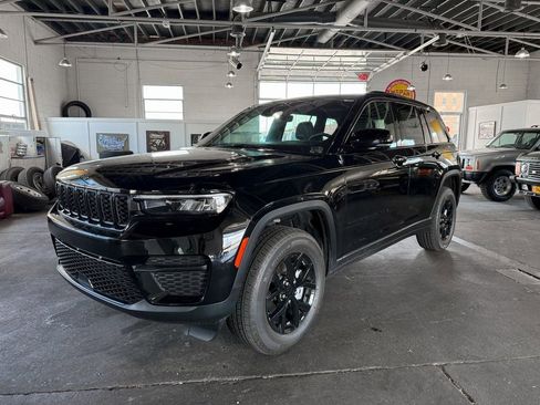 New 2025 Jeep Grand Cherokee Altitude AWD/4WD image 12