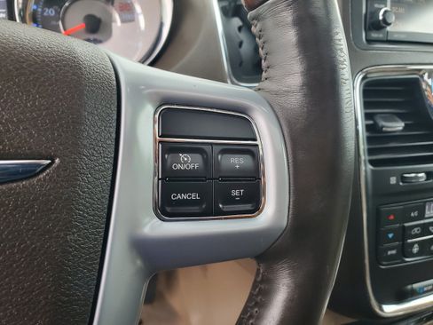 Used 2014 Chrysler Town & Country Limited w/ Luxury Group FWD image 17