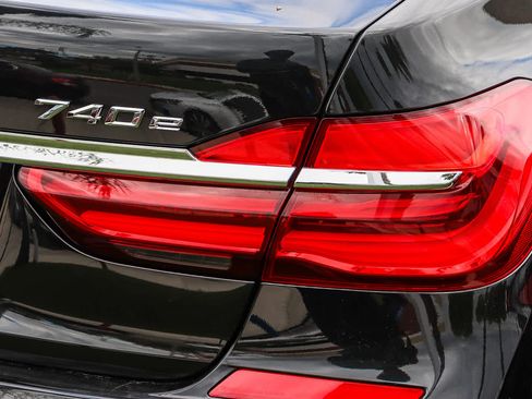 Used 2017 BMW 740e xDrive AWD/4WD image 8