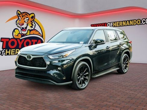 Used 2023 Toyota Highlander XLE FWD image 1