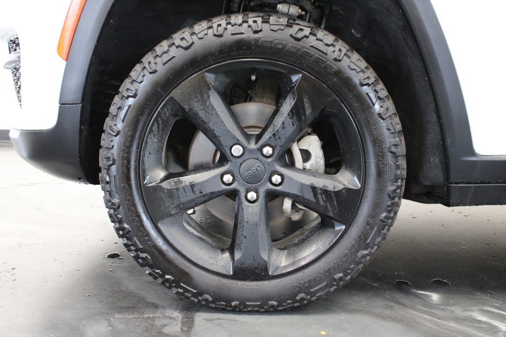 Used 2023 Jeep Grand Cherokee Altitude AWD/4WD image 24