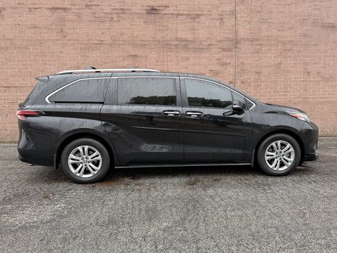 Used 2022 Toyota Sienna Platinum w/ Protection Package (TMS) image 6