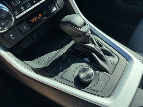 Used 2021 Toyota RAV4 XLE w/ Convenience Package image 19