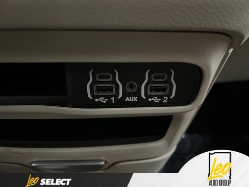 Used 2023 Chrysler Pacifica Touring-L FWD image 15