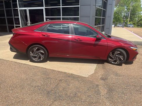 Certified 2024 Hyundai Elantra Limited image 8