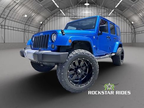 Used 2015 Jeep Wrangler Unlimited Sahara w/ Connectivity Group AWD/4WD image 8