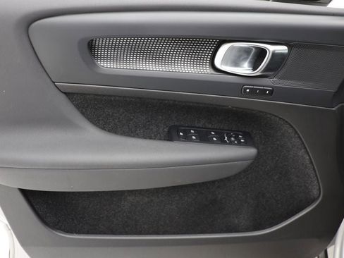 Used 2025 Volvo XC40 B5 Plus image 15