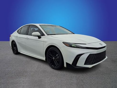 Used 2025 Toyota Camry SE image 3