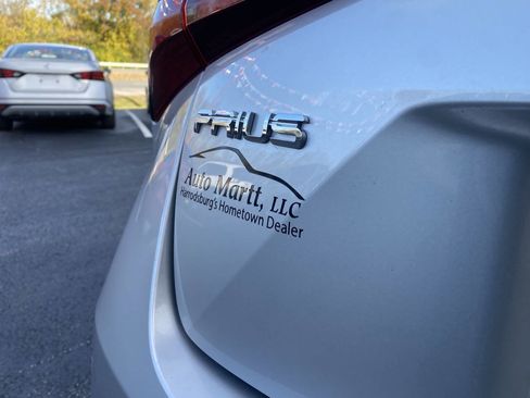 Used 2022 Toyota Prius LE image 9