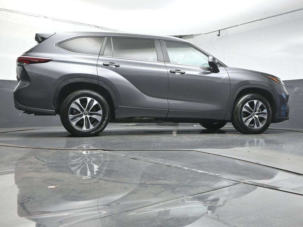 Used 2024 Toyota Highlander XLE FWD image 39