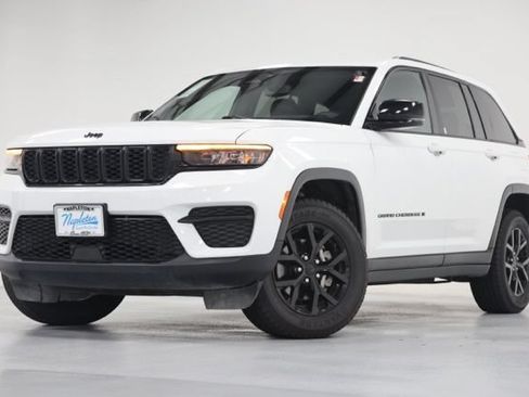 Used 2024 Jeep Grand Cherokee Altitude AWD/4WD image 7