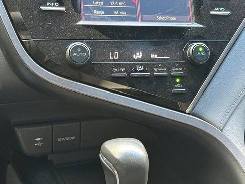 Used 2018 Toyota Camry SE FWD image 21