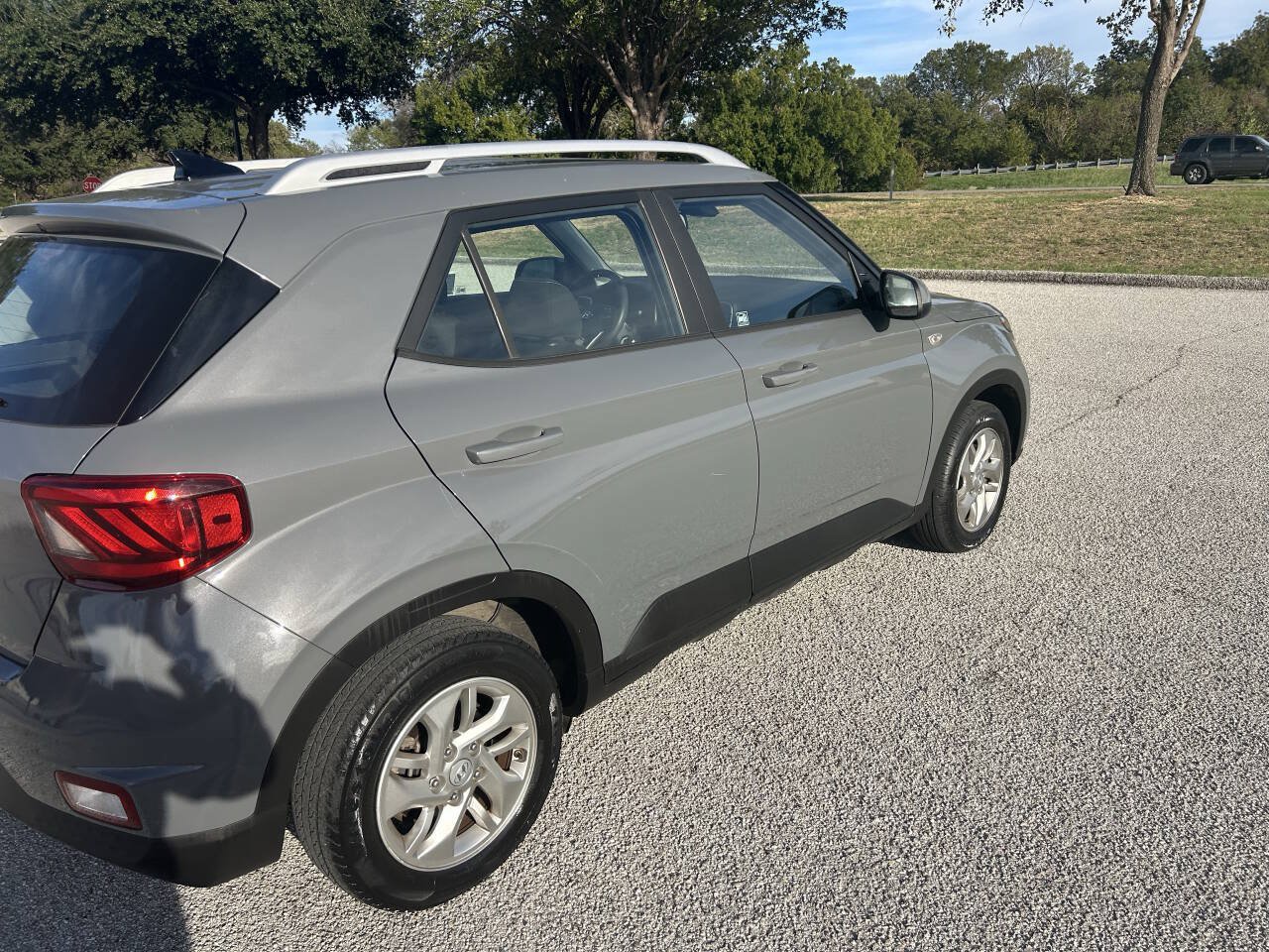 Used 2020 Hyundai Venue SEL FWD image 3