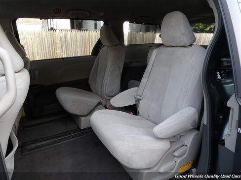 Used 2014 Toyota Sienna LE FWD image 13