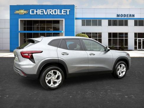 Used 2025 Chevrolet Trax LS w/ LS Convenience Package FWD image 5