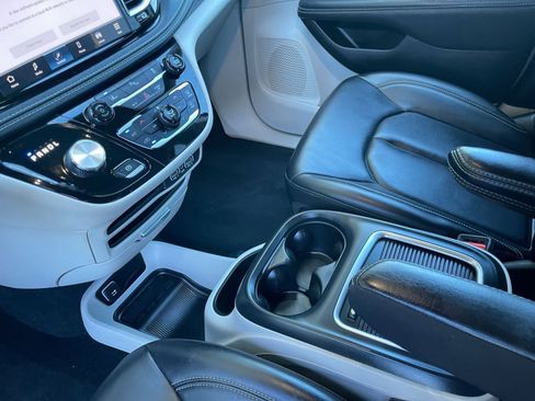 Used 2023 Chrysler Pacifica Touring-L image 44