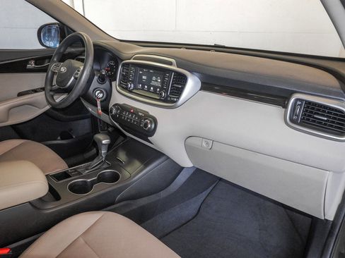 Used 2019 Kia Sorento LX image 39