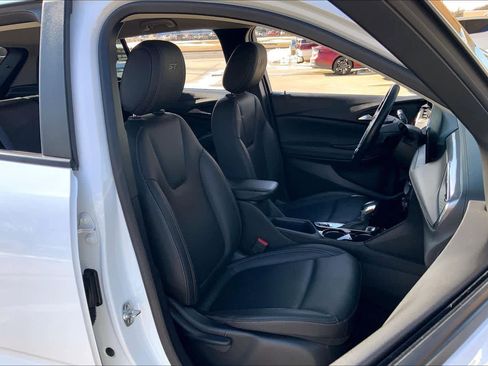 Used 2024 Buick Encore GX Sport Touring image 9