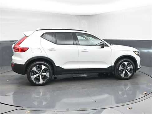 New 2026 Volvo XC40 B5 Core w/ Climate Package image 8