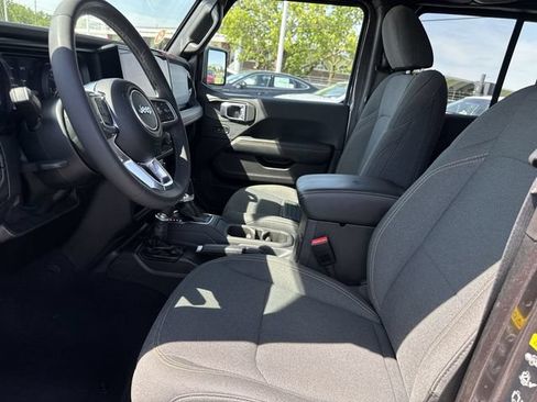 Used 2025 Jeep Wrangler Unlimited Sahara AWD/4WD image 19
