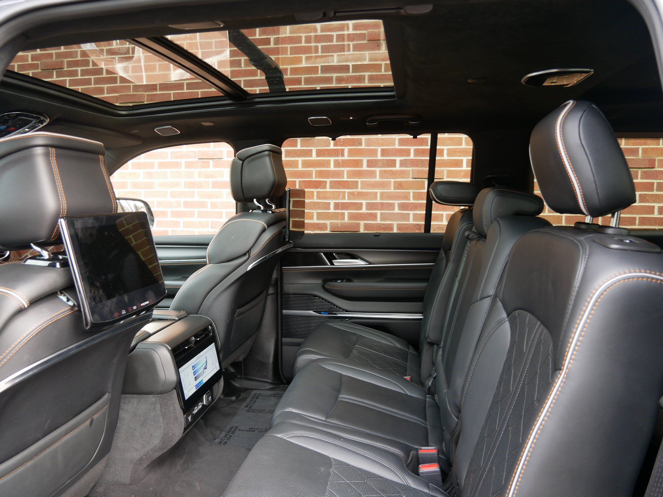Used 2024 Jeep Grand Wagoneer L Series III w/ Rear Seat Video Group 1 AWD/4WD image 10