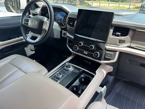 Used 2022 Ford Expedition XLT AWD/4WD image 8