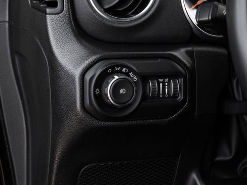 Used 2022 Jeep Wrangler Unlimited Sahara AWD/4WD image 39