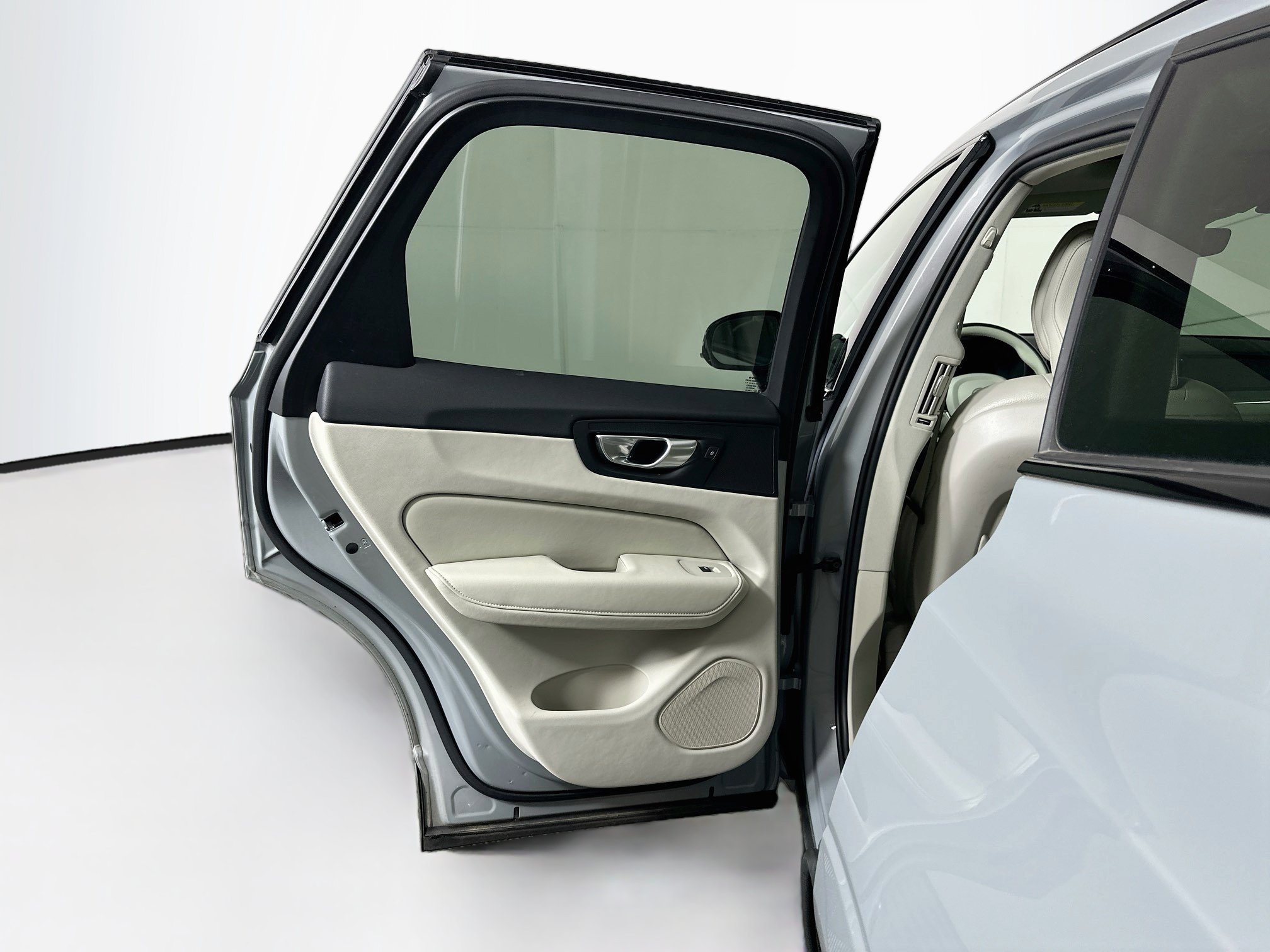 Used 2024 Volvo XC60 B5 Plus w/ Protection Package Premier AWD/4WD image 27