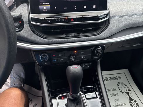 Used 2024 Jeep Compass Sport image 29