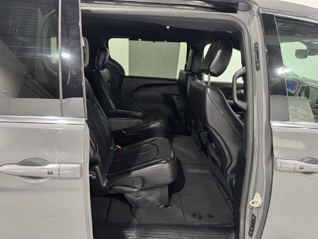 Used 2025 Chrysler Pacifica Select FWD image 24