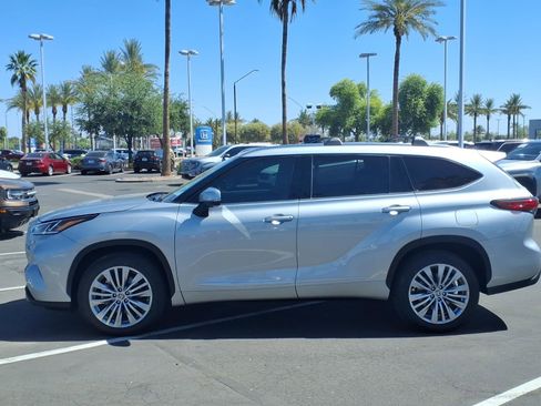 Used 2023 Toyota Highlander Platinum FWD image 7