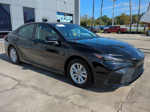 Used 2025 Toyota Camry LE image 2