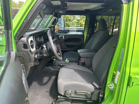 New 2025 Jeep Gladiator Sport image 13