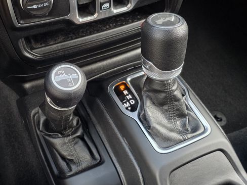 Used 2023 Jeep Wrangler Unlimited Sport AWD/4WD image 25