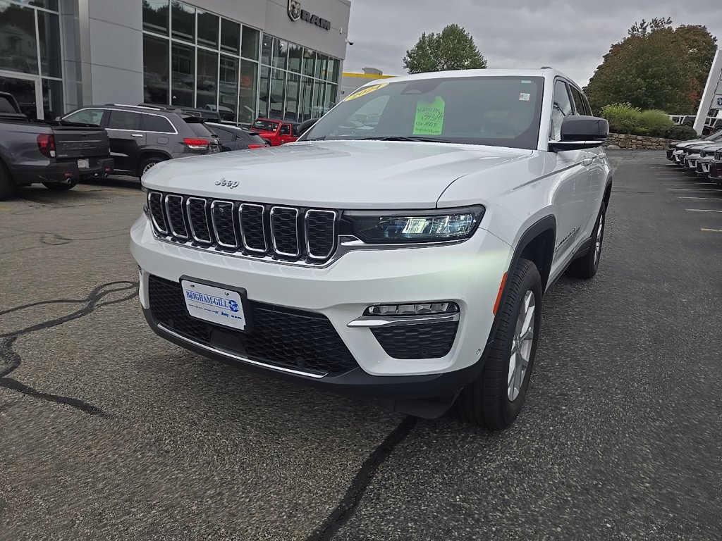 Certified 2024 Jeep Grand Cherokee Limited w/ Luxury Tech Group II AWD/4WD image 3