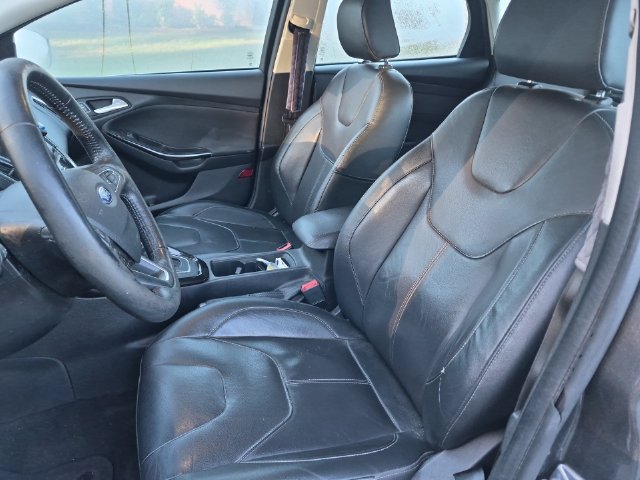 Used 2018 Ford Focus Titanium w/ Titanium Technology Package FWD image 10