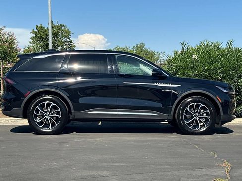 Used 2026 Lincoln Nautilus Premier AWD/4WD image 8