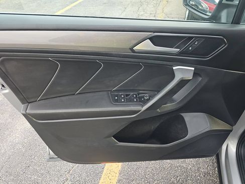 Used 2023 Volkswagen Tiguan SE w/ Panoramic Sunroof Package FWD image 16