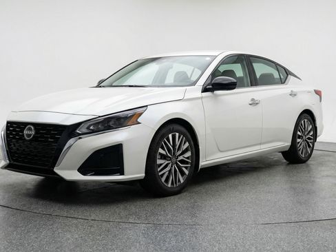 Used 2025 Nissan Altima 2.5 SV image 3