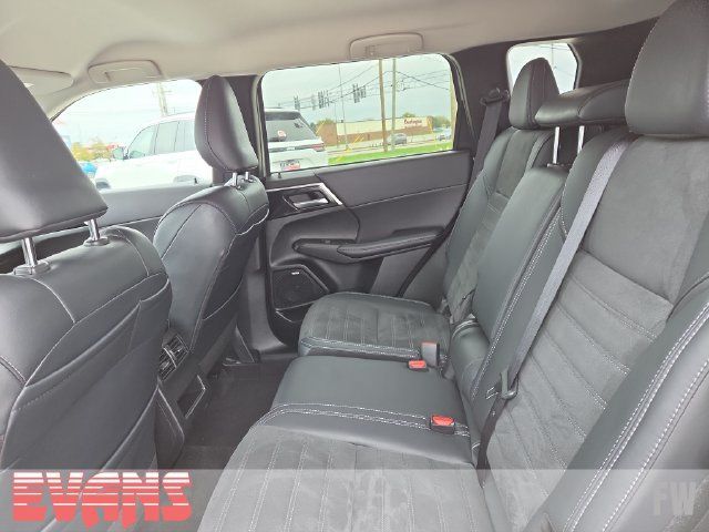 Used 2025 Mitsubishi Outlander AWD image 25