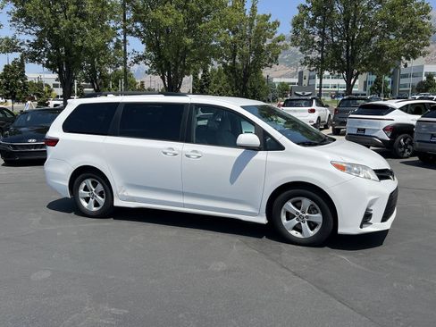 Used 2018 Toyota Sienna LE w/ Carpet Mat Package FWD image 5