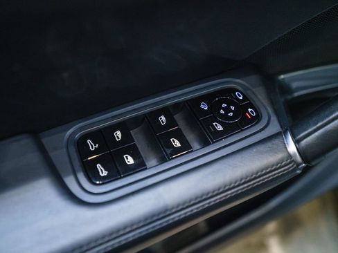 Used 2020 Porsche Cayenne Turbo AWD/4WD image 25