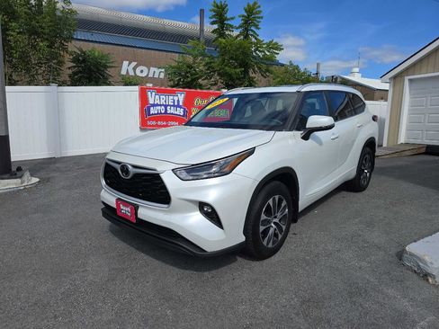 Used 2023 Toyota Highlander XLE image 12