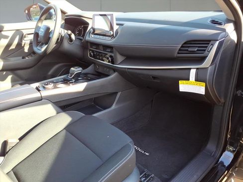 Used 2025 Nissan Rogue S image 7