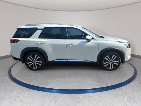 Used 2025 Nissan Pathfinder Platinum AWD/4WD image 4
