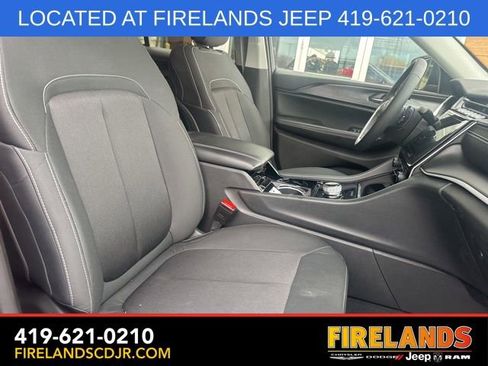 Used 2023 Jeep Grand Cherokee Laredo image 13