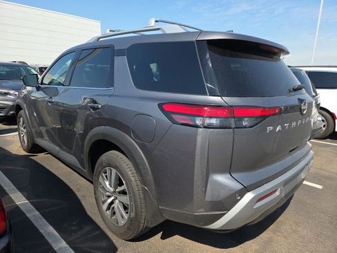 Used 2025 Nissan Pathfinder SL image 2