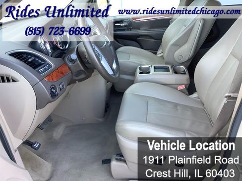 Used 2014 Chrysler Town & Country Touring FWD image 14